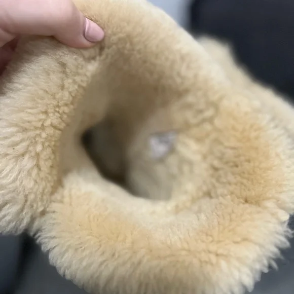 Uggs - Picture 3 of 7